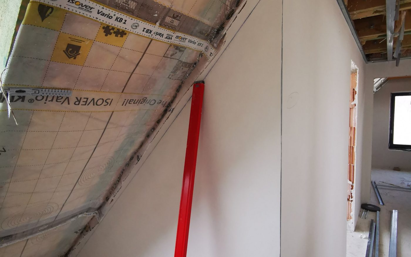 Fotografie izolace SDK v podkroví a broušení stěrky| Vzorový e4 dům | Wienerberger