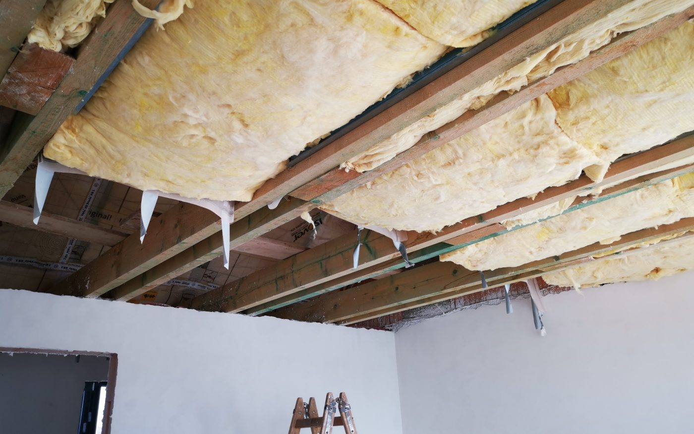 Fotografie izolace SDK v podkroví a broušení stěrky| Vzorový e4 dům | Wienerberger