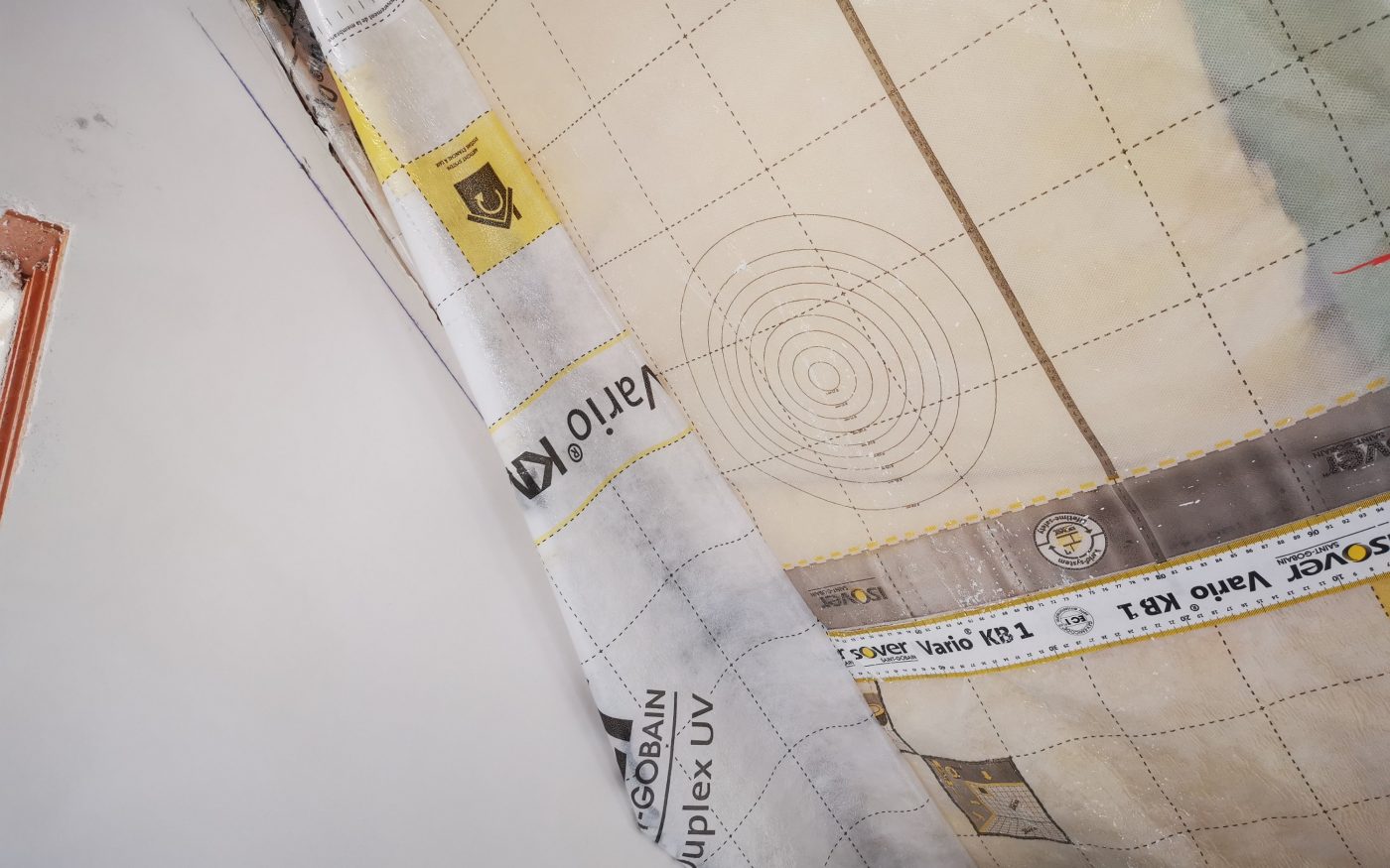 Fotografie izolace SDK v podkroví a broušení stěrky| Vzorový e4 dům | Wienerberger