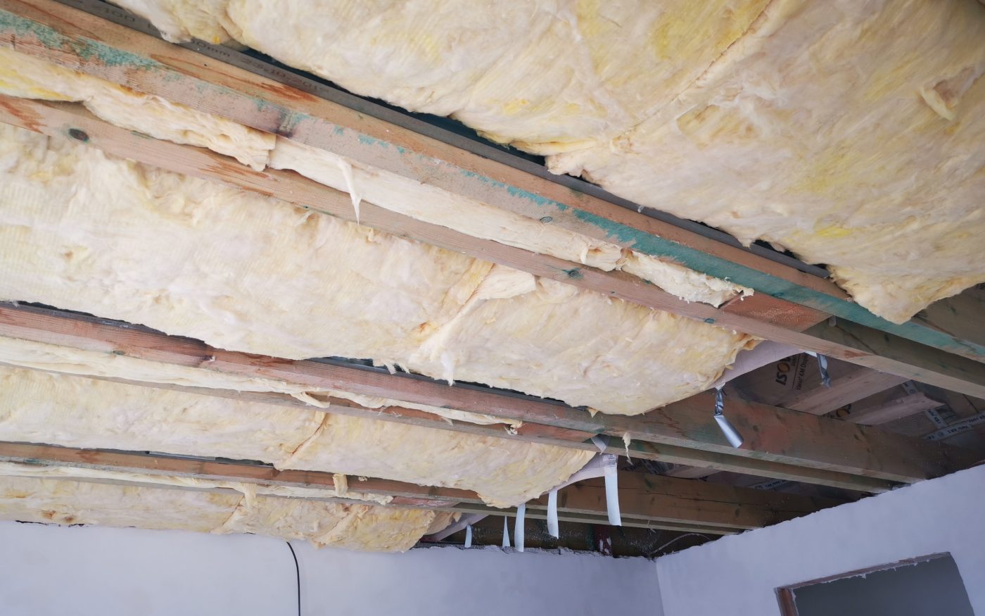 Fotografie izolace SDK v podkroví a broušení stěrky| Vzorový e4 dům | Wienerberger