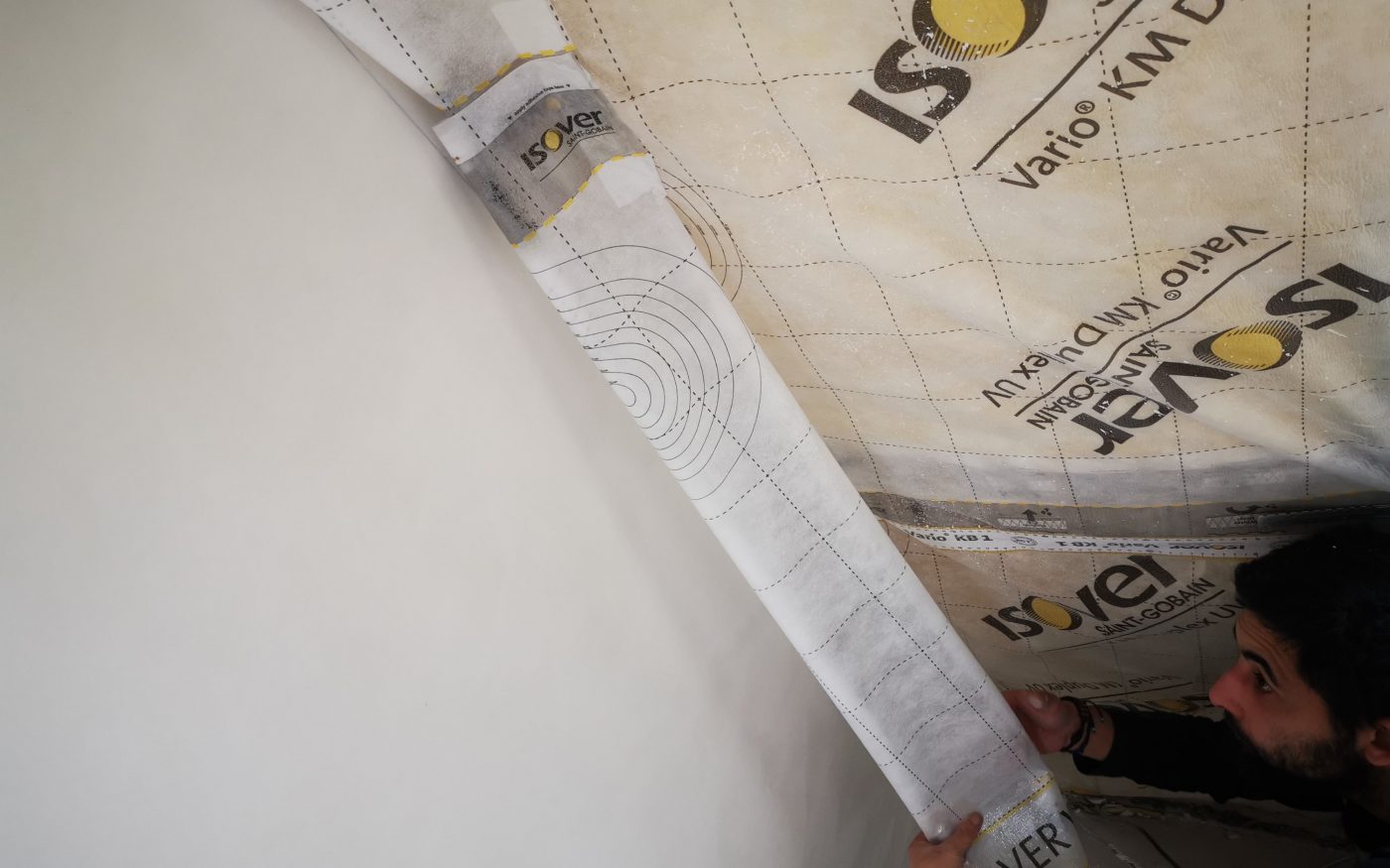 Fotografie izolace SDK v podkroví a broušení stěrky| Vzorový e4 dům | Wienerberger