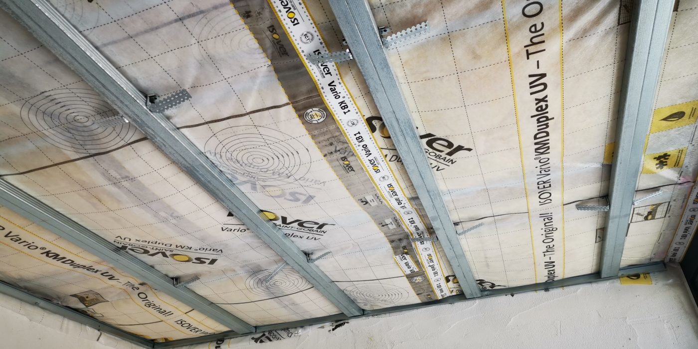 Fotografie izolace SDK v podkroví a broušení stěrky| Vzorový e4 dům | Wienerberger