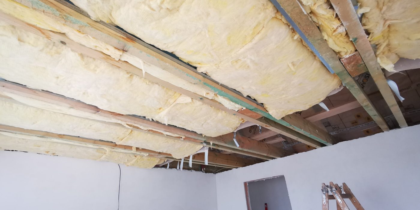 Fotografie izolace SDK v podkroví a broušení stěrky| Vzorový e4 dům | Wienerberger