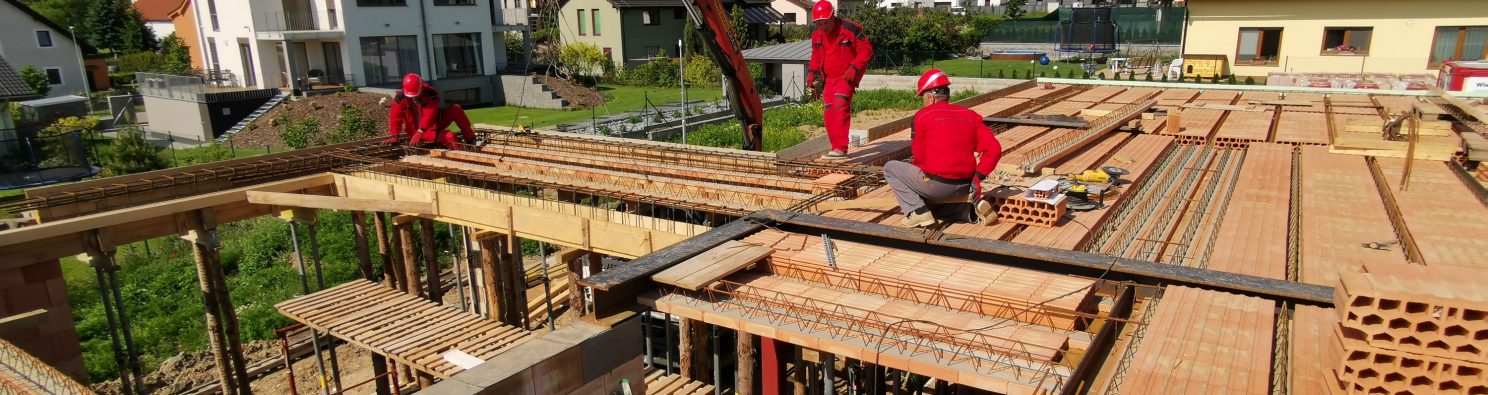 Fotografie z ukládání stropních nosníků a Stojkování vložky | Vzorový e4 dům | Wienerberger