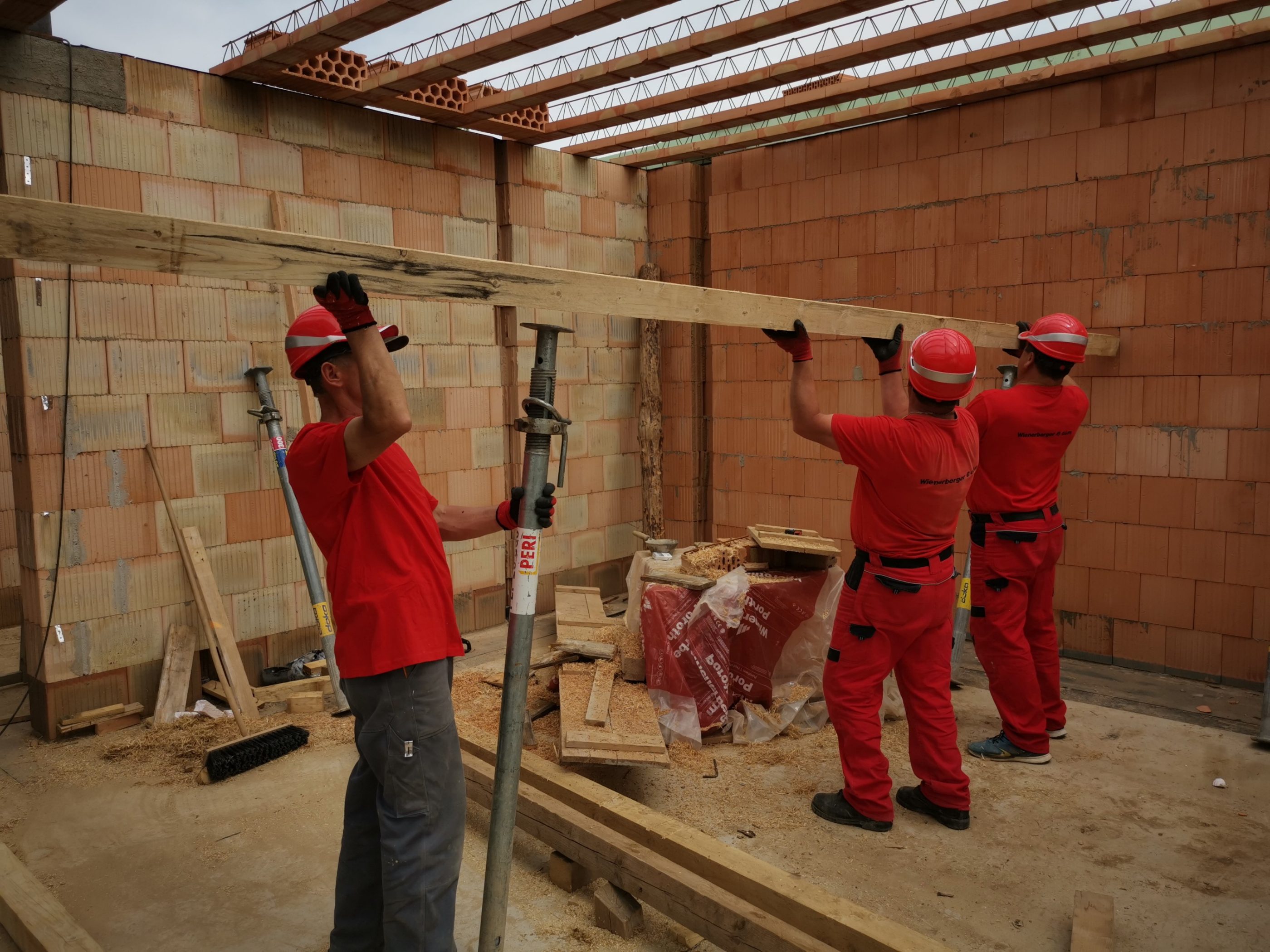 Fotografie z ukládání stropních nosníků a Stojkování vložky | Vzorový e4 dům | Wienerberger