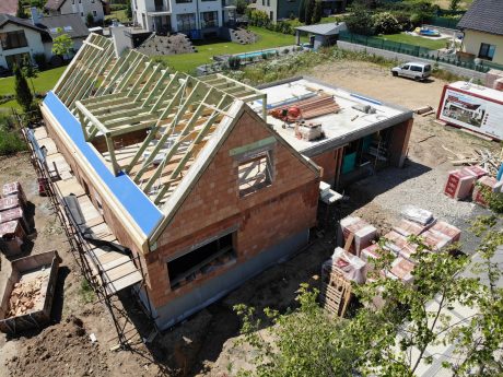 Fotografie komínu a zakládání nadkrokevní izolace | Vzorový e4 dům | Wienerberger