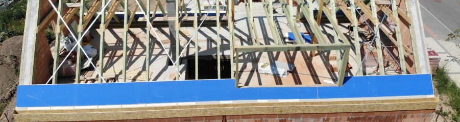 Fotografie komínu a zakládání nadkrokevní izolace | Vzorový e4 dům | Wienerberger