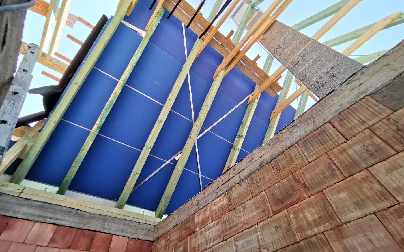 Foto z nadkrokevní izolace a laťování | Vzorový e4 dům | Wienerberger