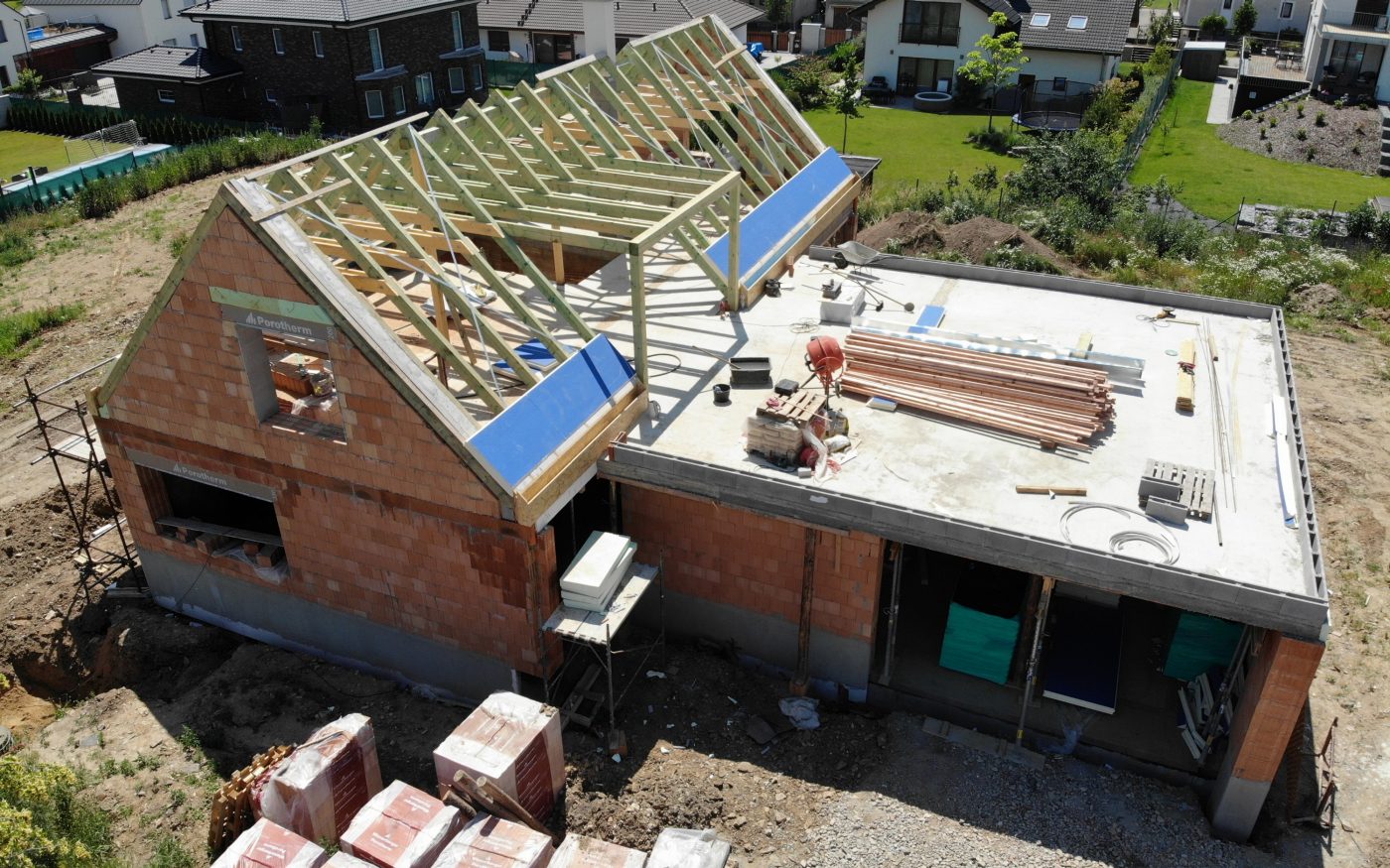 Fotografie komínu a zakládání nadkrokevní izolace | Vzorový e4 dům | Wienerberger