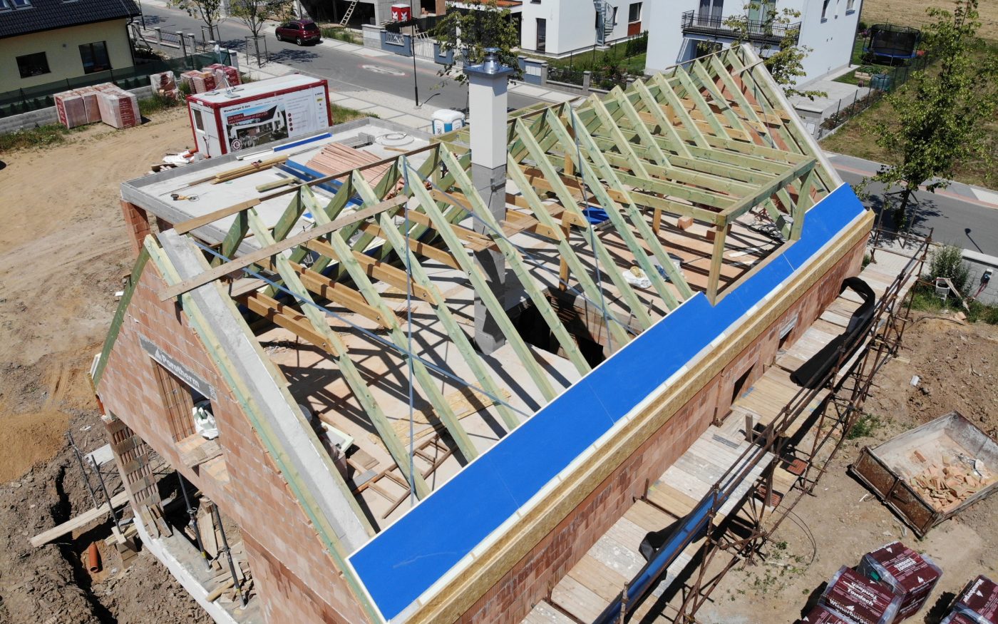 Fotografie komínu a zakládání nadkrokevní izolace | Vzorový e4 dům | Wienerberger