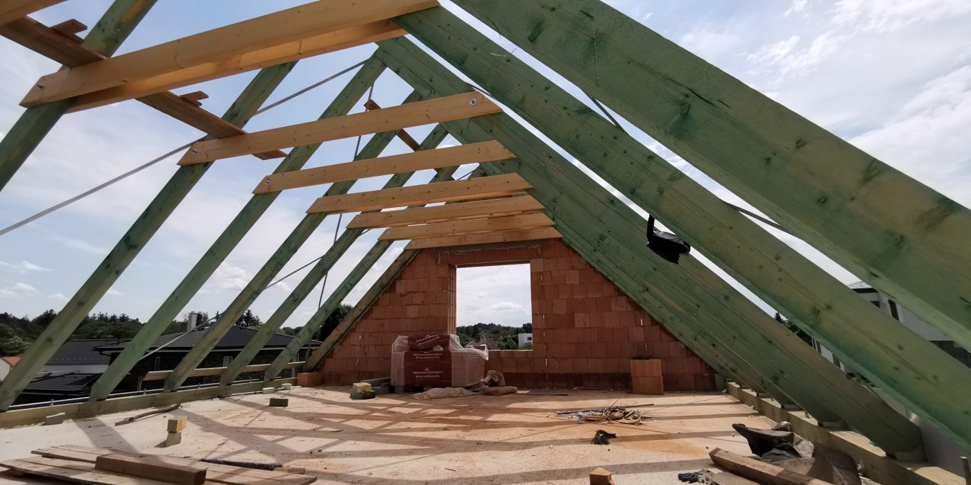 Fotografie z dokončení krovu, štíty a věnec ve štítech | Vzorový e4 dům | Wienerberger