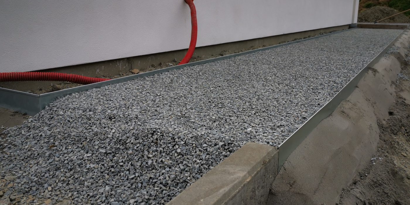 Fotografie přípravy chodníku okolo domu 2 | Vzorový e4 dům | Wienerberger