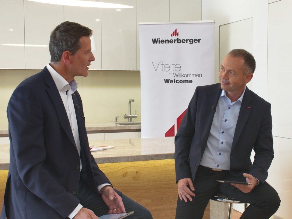 Kolaudace Wienerberger e4 domu | Vzorový e4 dům - první vzorový e4 dům v Újezdu u Průhonic - jednatel společnosti Kamil Jeřábek a vedoucí projektu Daniel Uskokovič