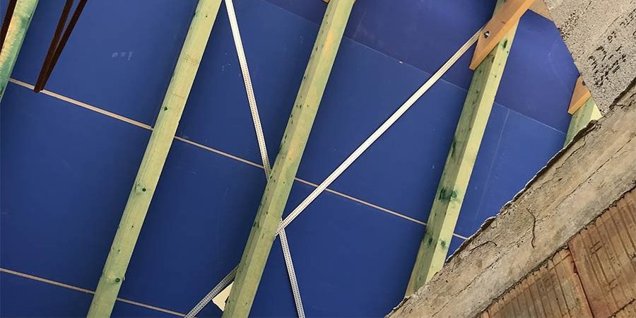 Fotografie z vkládání izolace mezi krokve | Vzorový e4 dům | Wienerberger