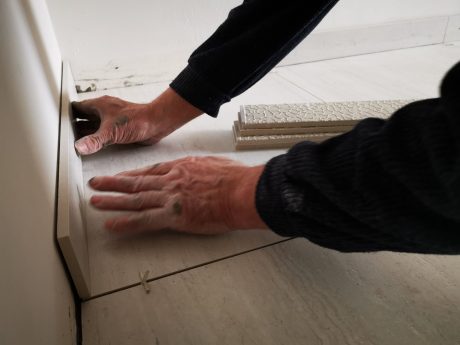 Fotografie lepení dlažby v technické místnosti | Vzorový e4 dům | Wienerberger