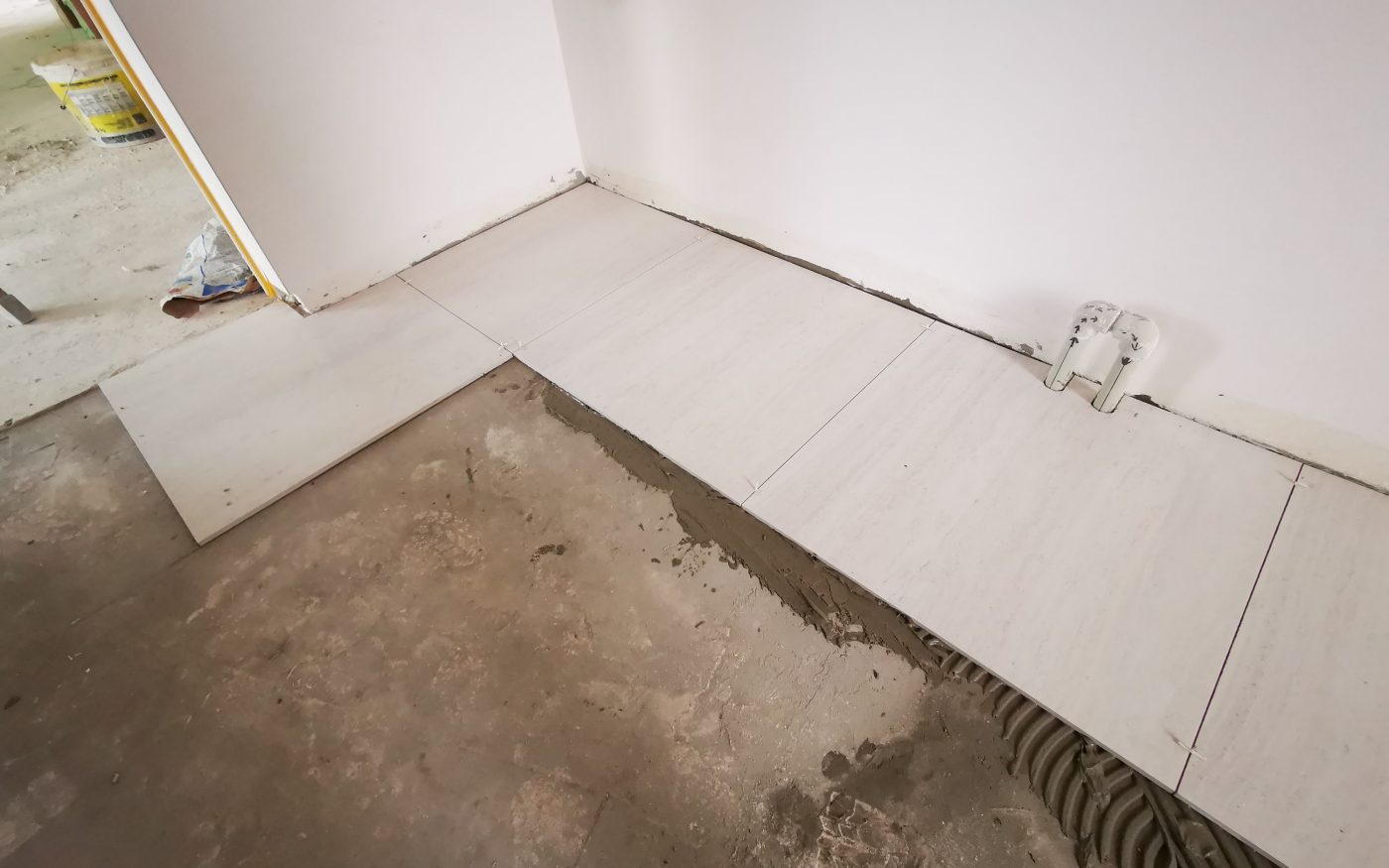 Fotografie lepení dlažby v technické místnosti | Vzorový e4 dům | Wienerberger