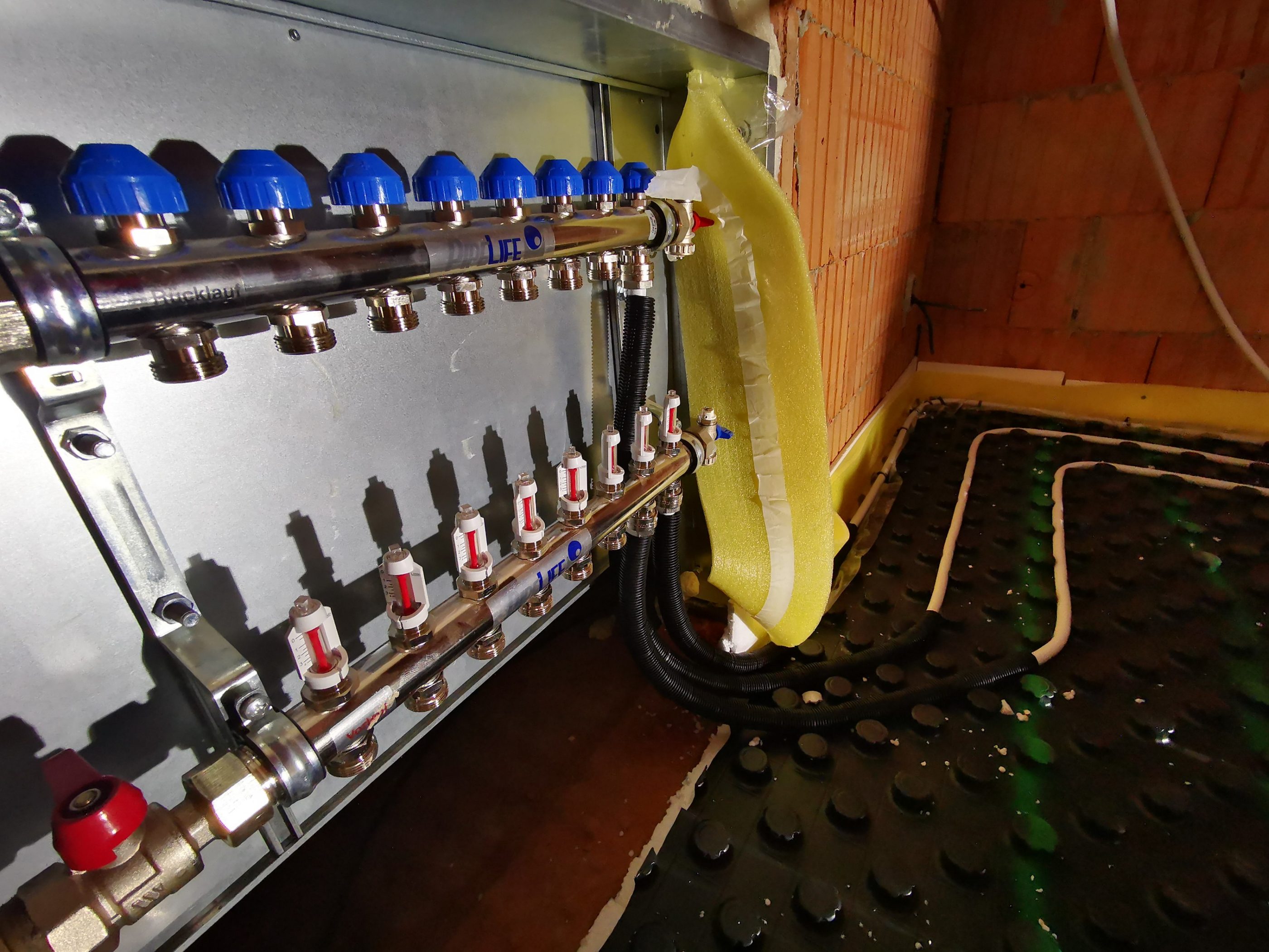 Fotografie rozvodů podlahového vytápění 2NP | Vzorový e4 dům | Wienerberger