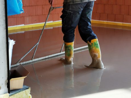 Fotografie lití podlahy Baumit | Vzorový e4 dům | Wienerberger