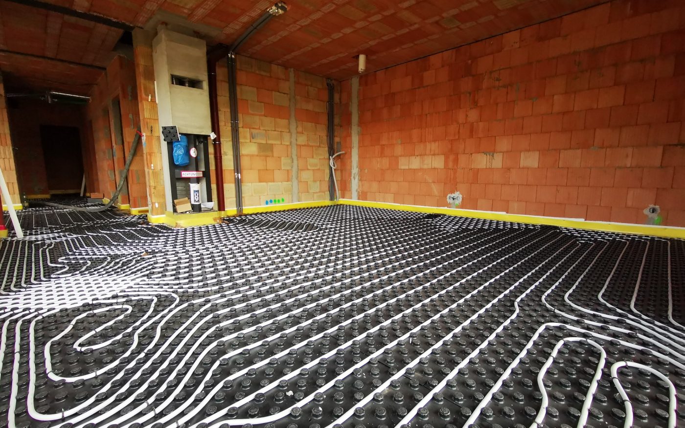 Fotografie lití podlahy Baumit | Vzorový e4 dům | Wienerberger