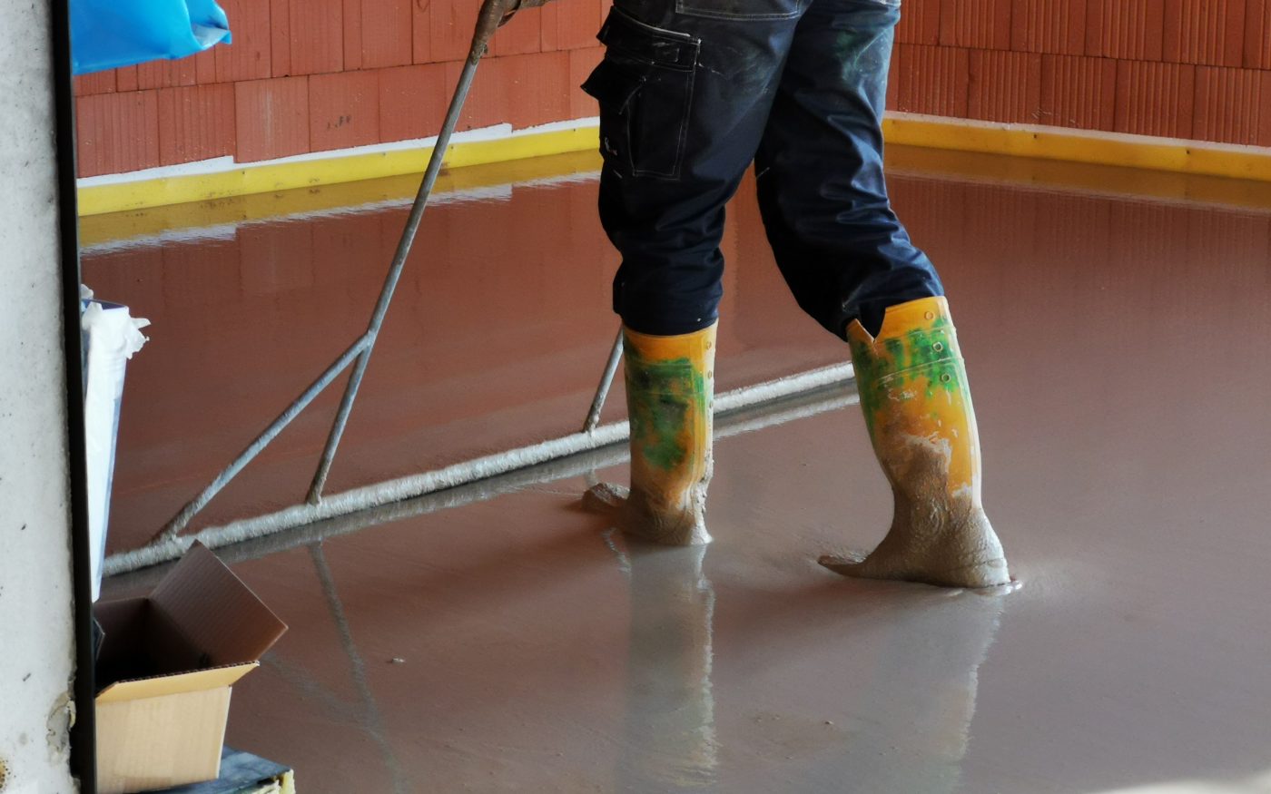 Fotografie lití podlahy Baumit | Vzorový e4 dům | Wienerberger