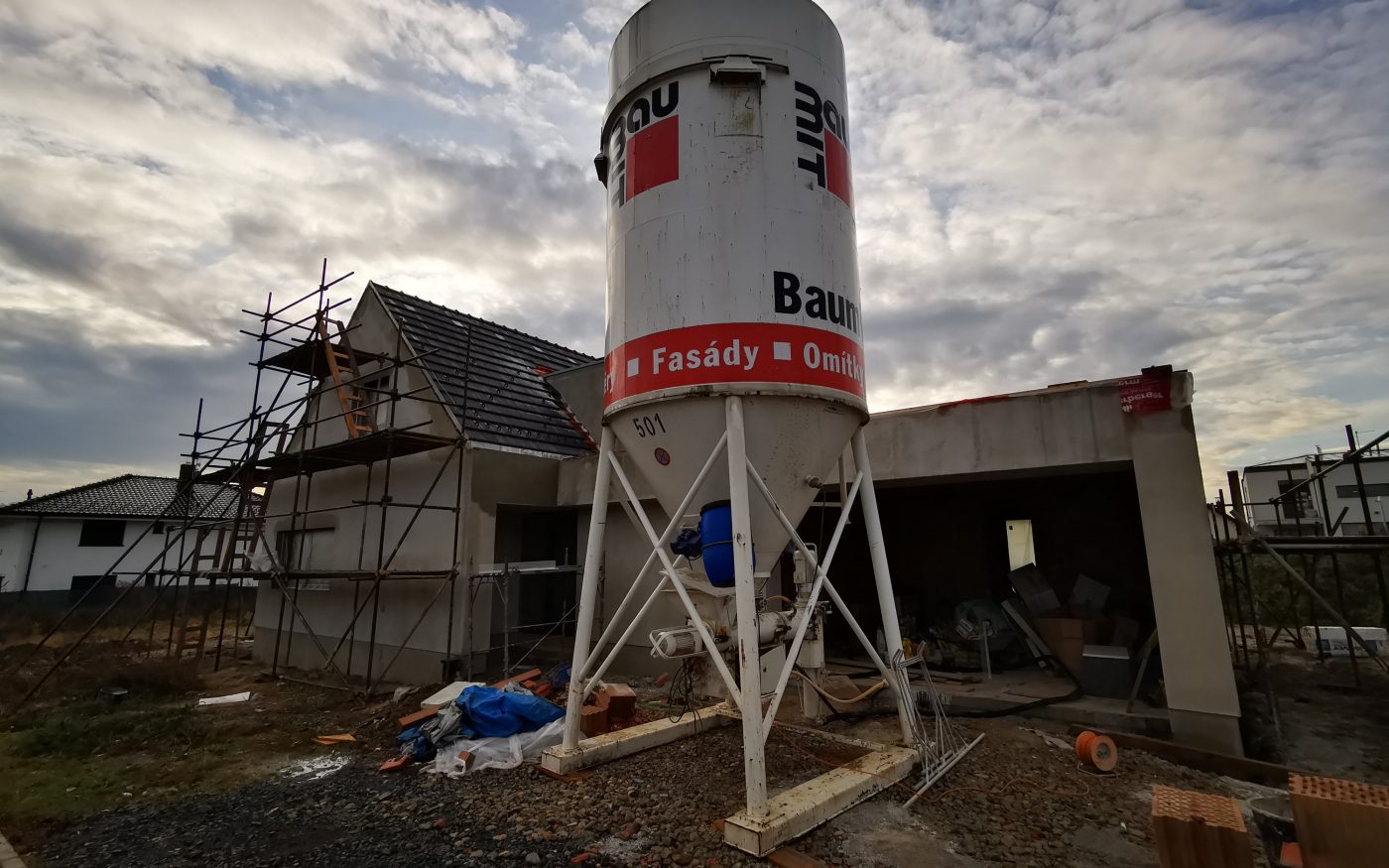 Fotografie lití podlahy Baumit | Vzorový e4 dům | Wienerberger