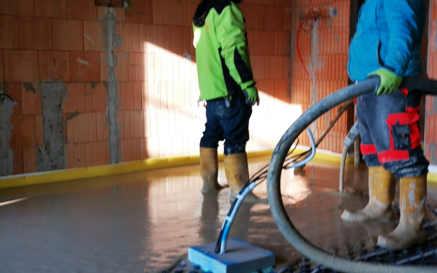 Fotografie lití podlahy Baumit | Vzorový e4 dům | Wienerberger