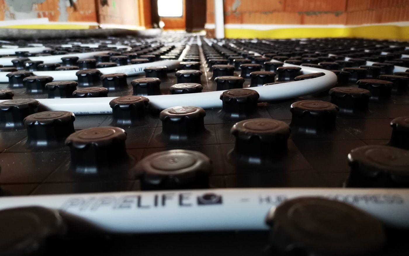 Fotografie lití podlahy Baumit | Vzorový e4 dům | Wienerberger