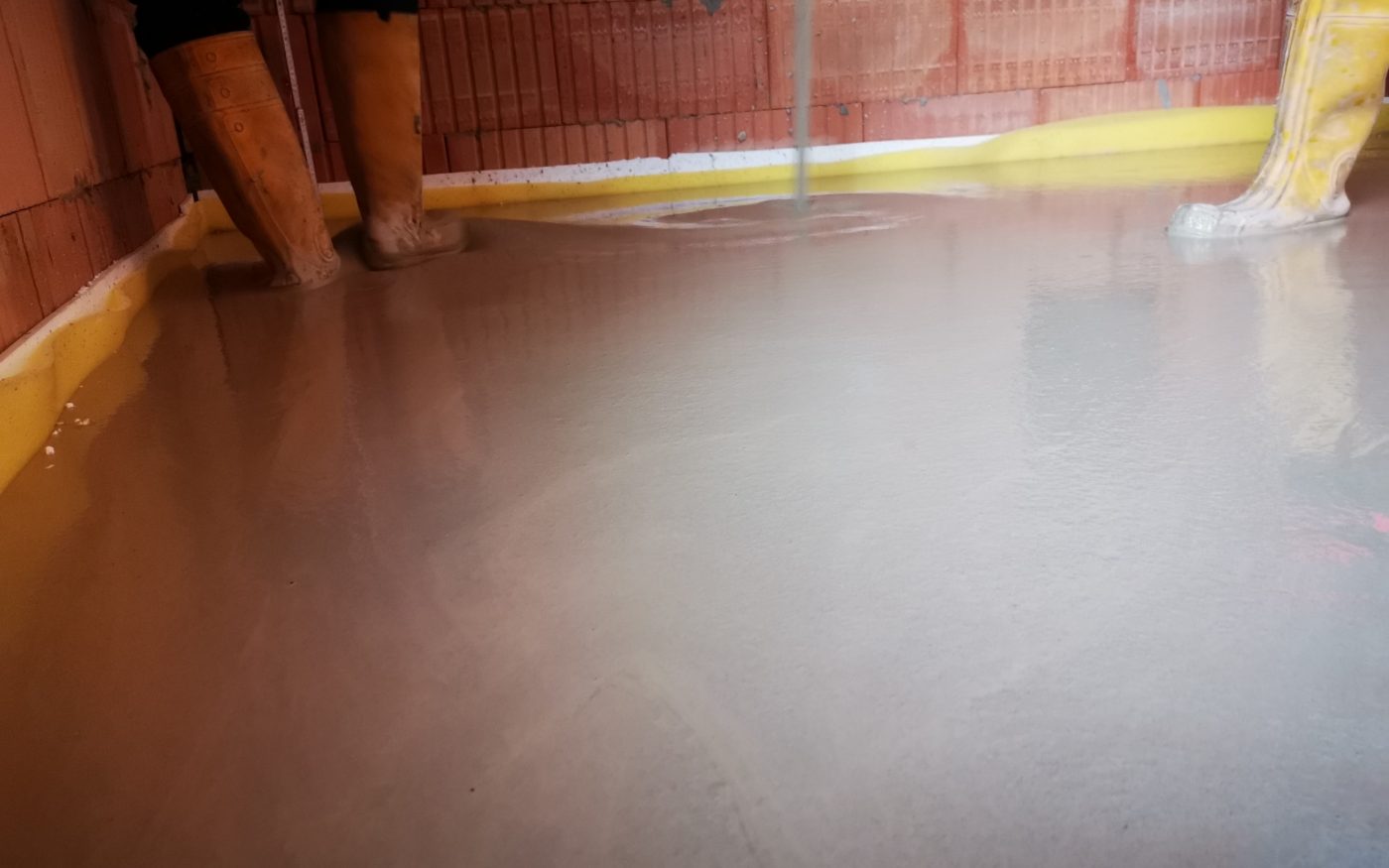 Fotografie lití podlahy Baumit | Vzorový e4 dům | Wienerberger