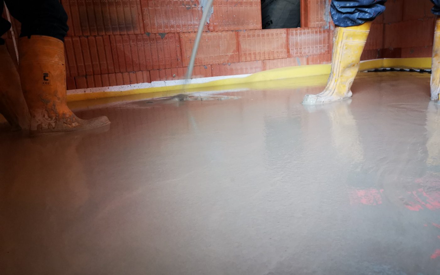 Fotografie lití podlahy Baumit | Vzorový e4 dům | Wienerberger