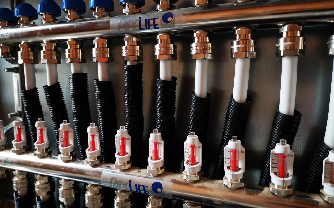 Fotografie lití podlahy Baumit | Vzorový e4 dům | Wienerberger