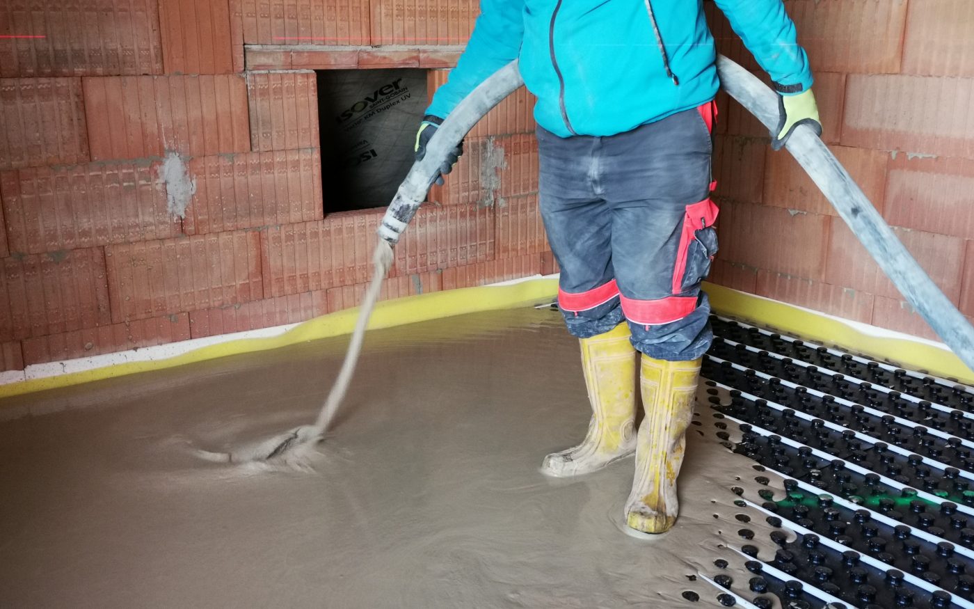 Fotografie lití podlahy Baumit | Vzorový e4 dům | Wienerberger