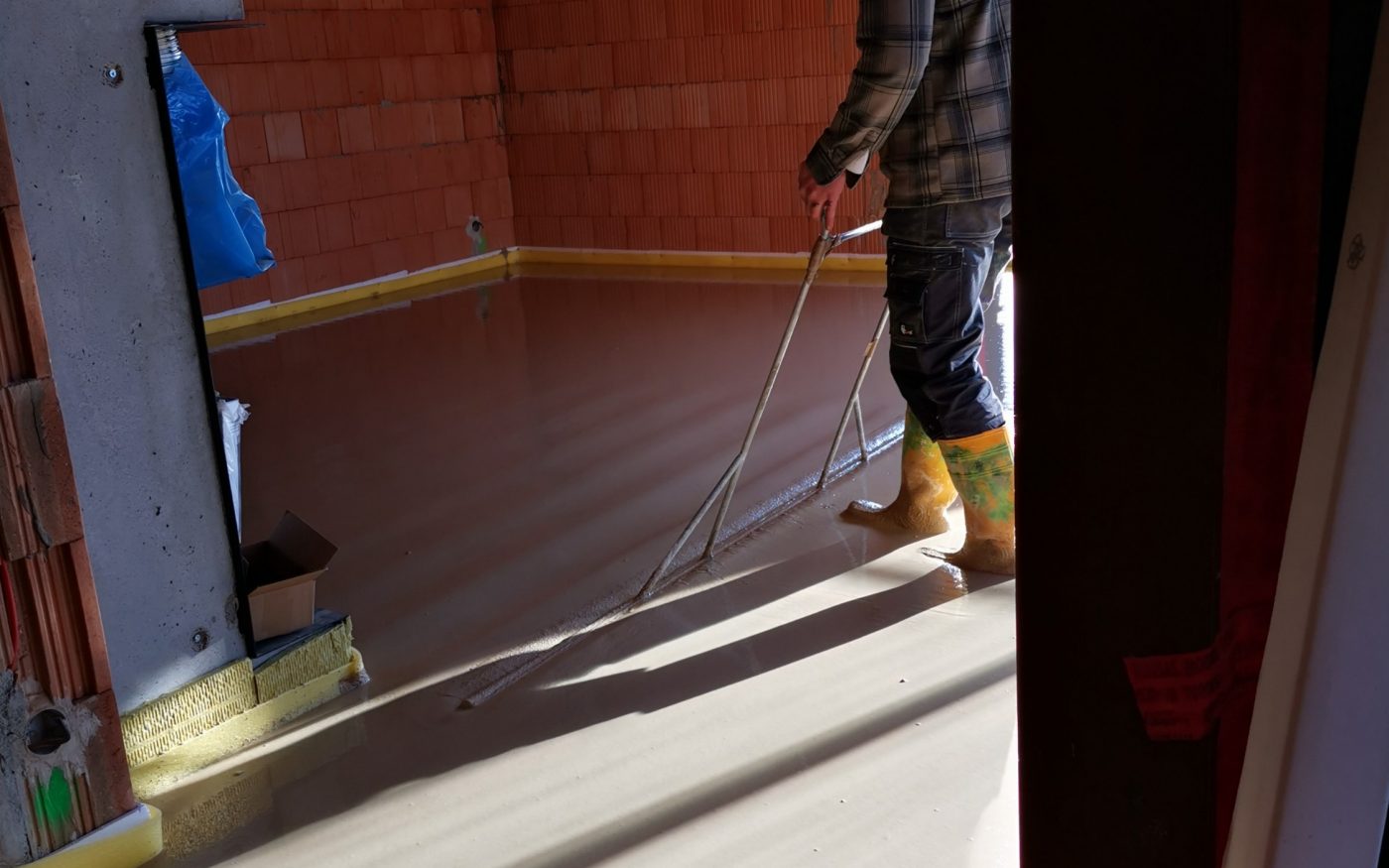 Fotografie lití podlahy Baumit | Vzorový e4 dům | Wienerberger