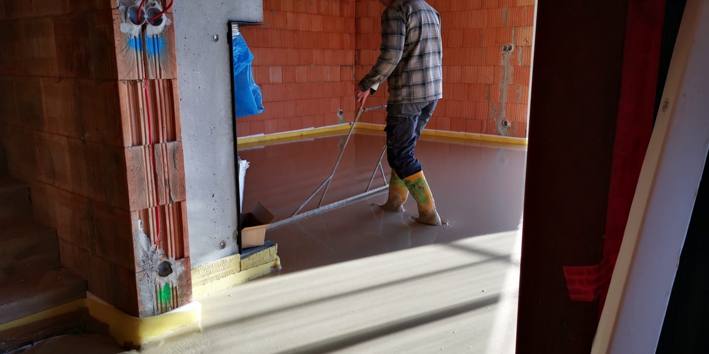 Fotografie lití podlahy Baumit | Vzorový e4 dům | Wienerberger