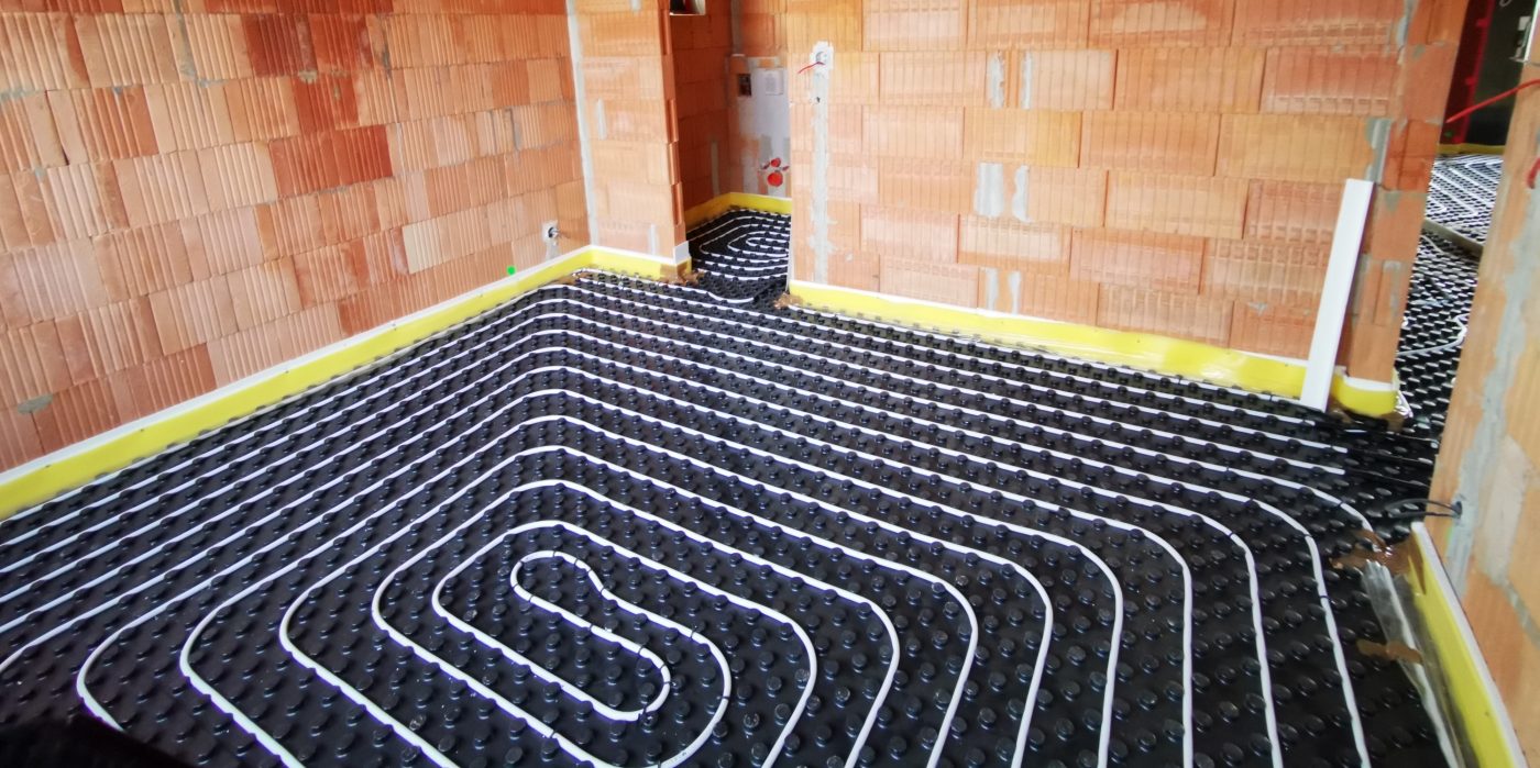 Fotografie lití podlahy Baumit | Vzorový e4 dům | Wienerberger