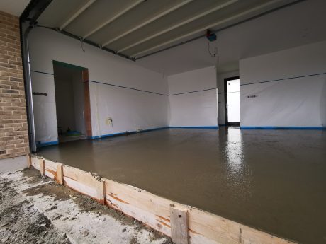 Fotografie z betonování podlahy v garáži | Vzorový e4 dům | Wienerberger