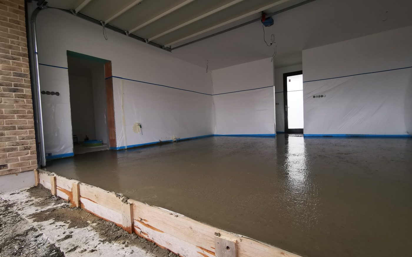 Fotografie z betonování podlahy v garáži | Vzorový e4 dům | Wienerberger