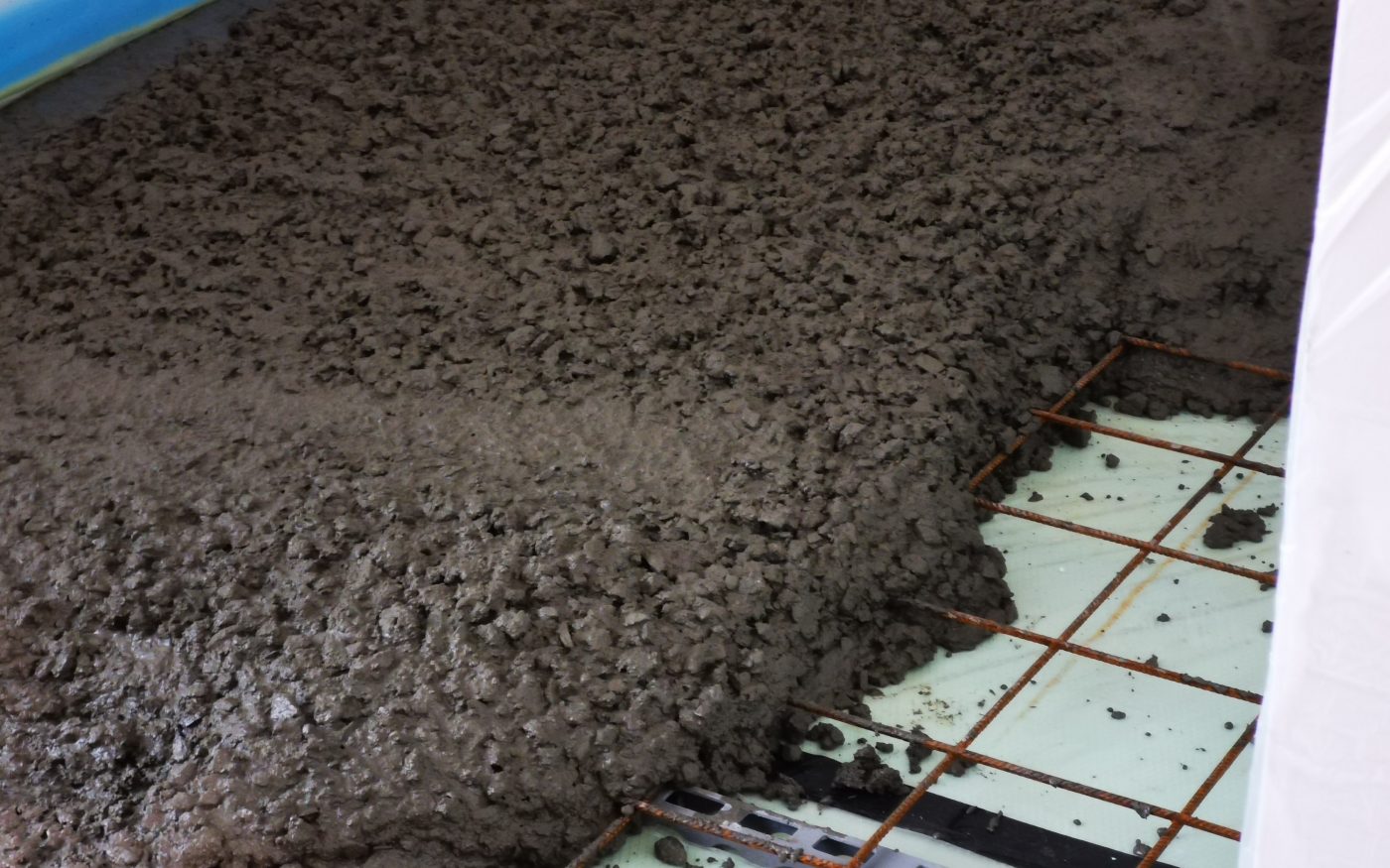 Fotografie z betonování podlahy v garáži | Vzorový e4 dům | Wienerberger