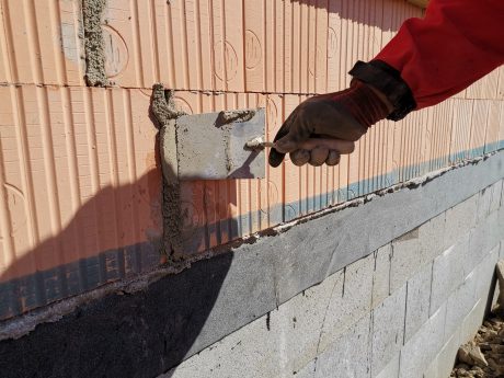 Fotografie z soklu a úprav mezi cihlami | Vzorový e4 dům | Wienerberger