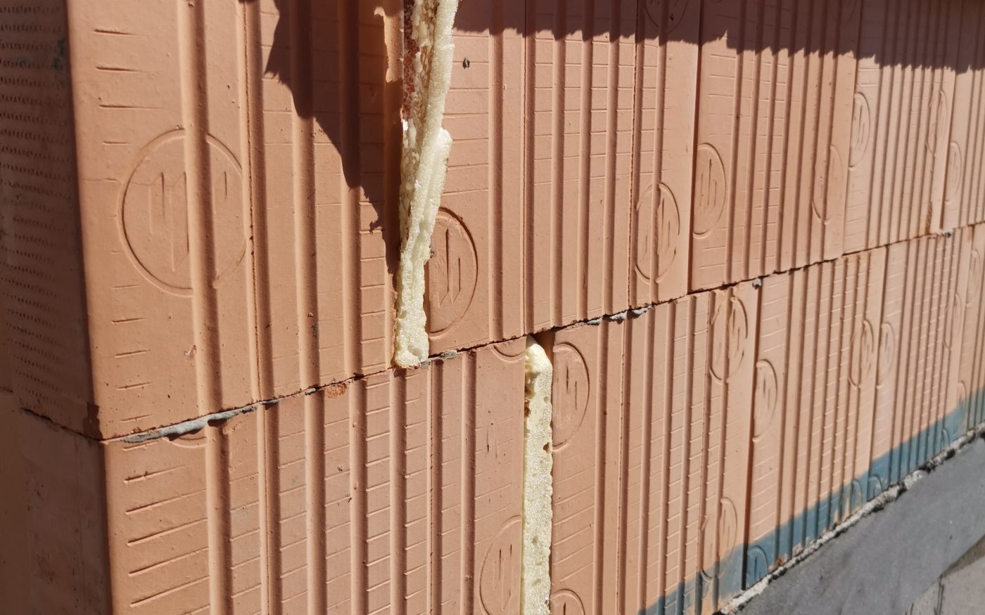 Fotografie z soklu a úprav mezi cihlami | Vzorový e4 dům | Wienerberger