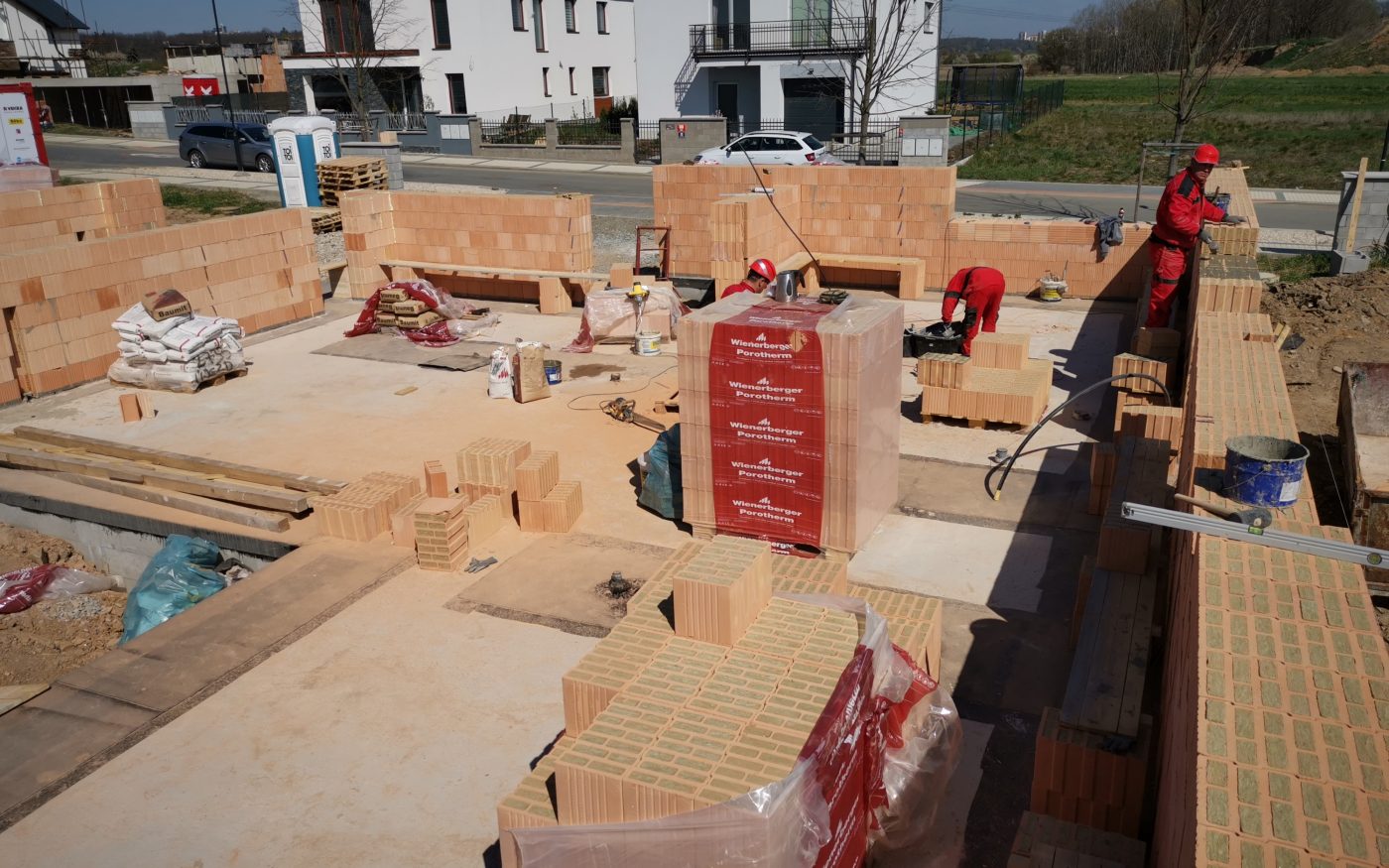 Fotografie z soklu a úprav mezi cihlami | Vzorový e4 dům | Wienerberger