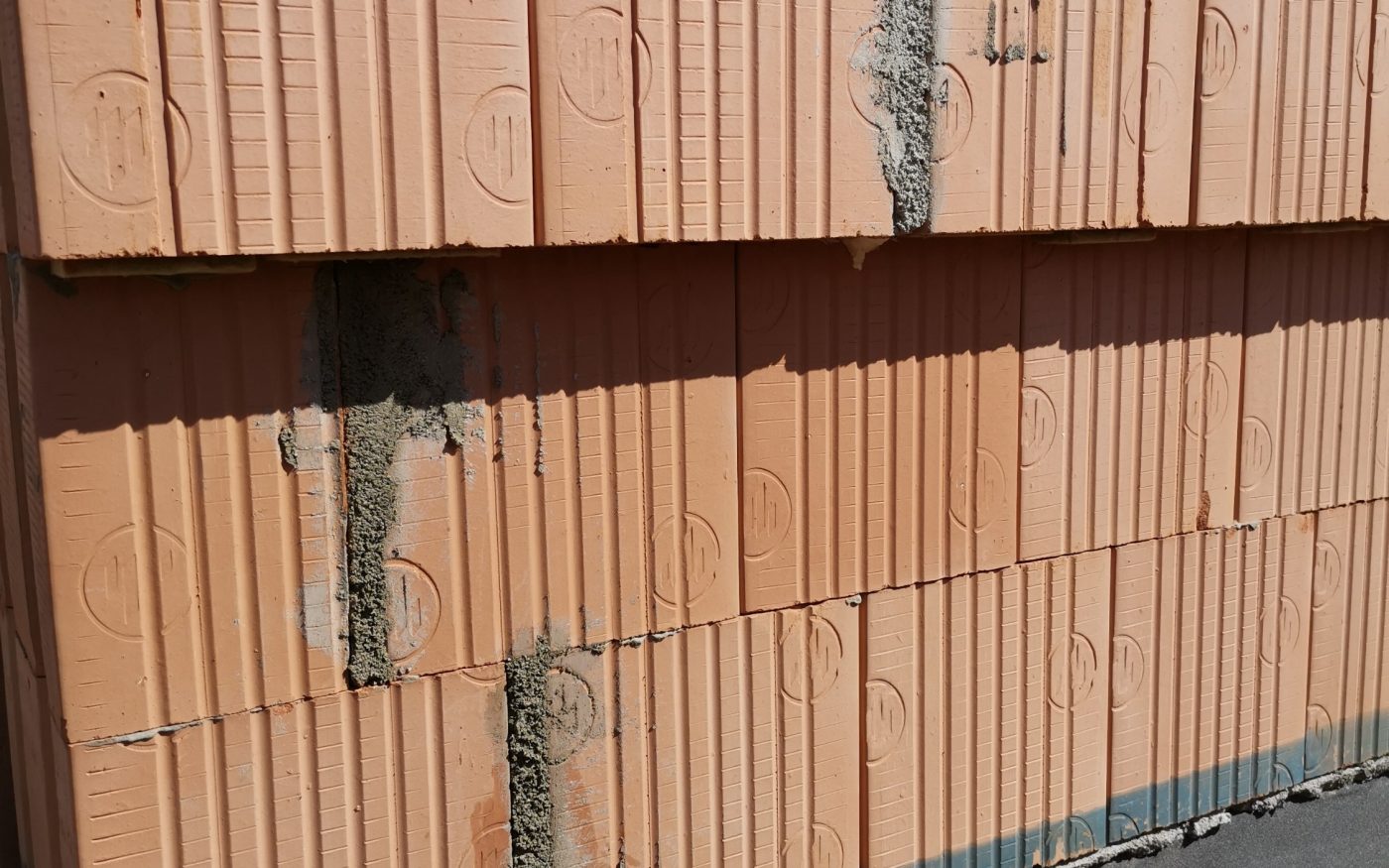 Fotografie z soklu a úprav mezi cihlami | Vzorový e4 dům | Wienerberger