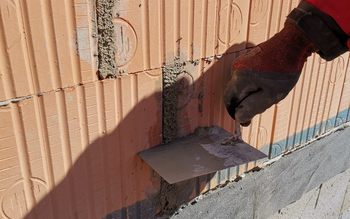 Fotografie z soklu a úprav mezi cihlami | Vzorový e4 dům | Wienerberger