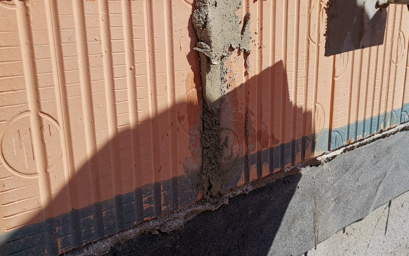 Fotografie z soklu a úprav mezi cihlami | Vzorový e4 dům | Wienerberger