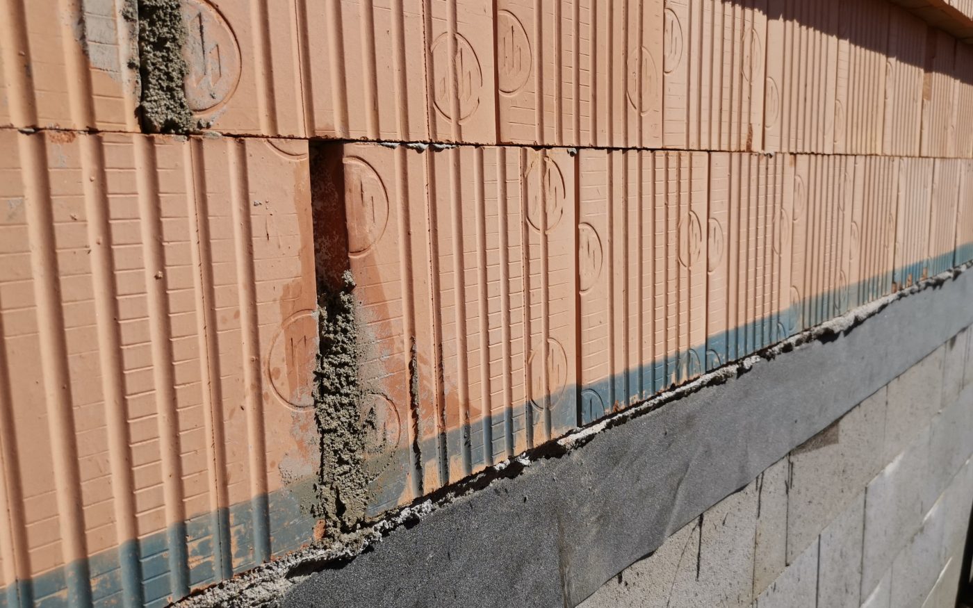 Fotografie z soklu a úprav mezi cihlami | Vzorový e4 dům | Wienerberger