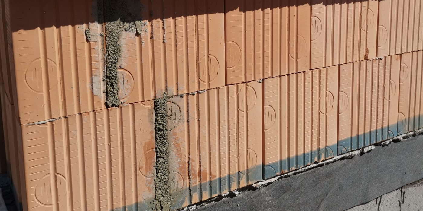 Fotografie z soklu a úprav mezi cihlami | Vzorový e4 dům | Wienerberger