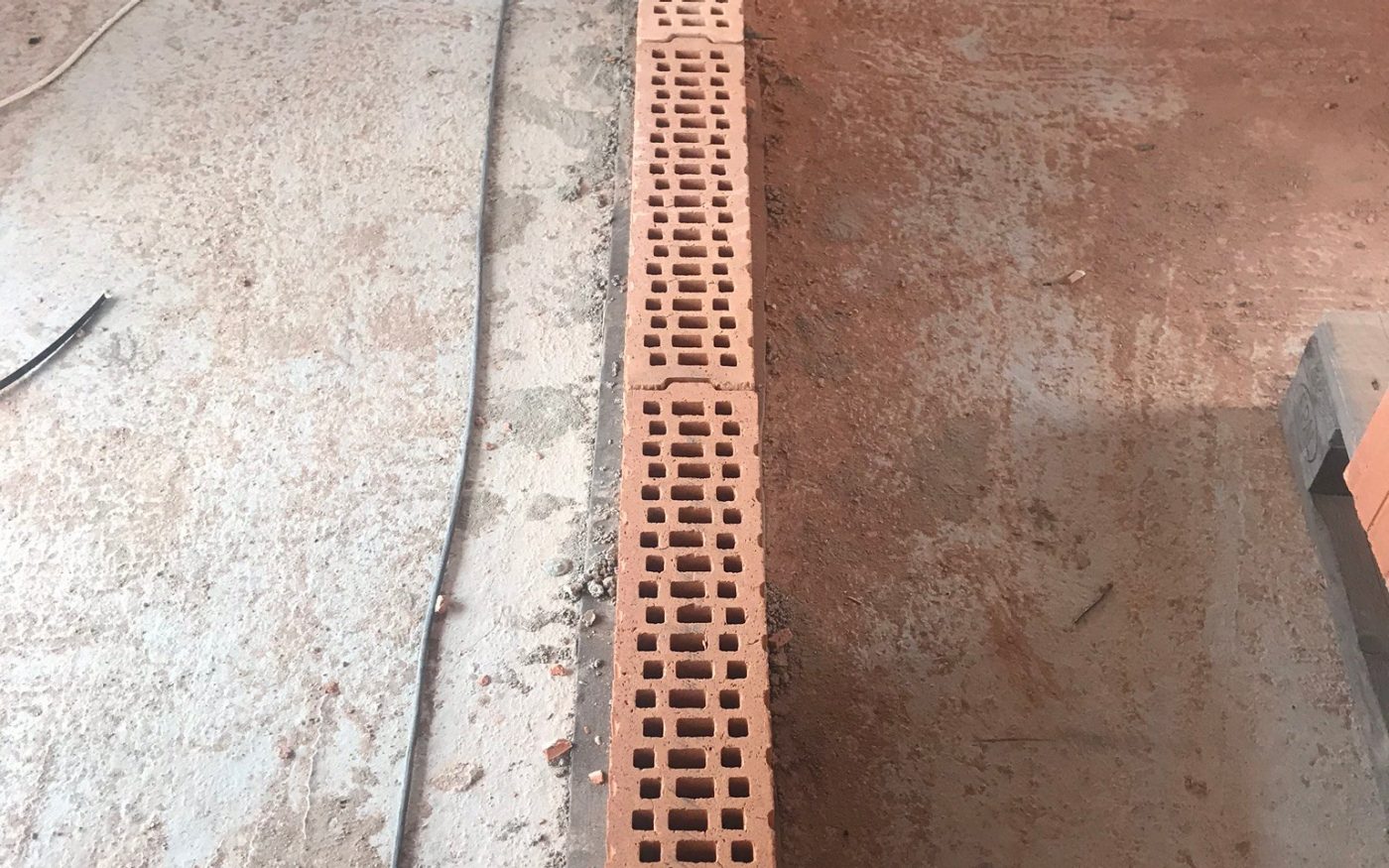 Fotografie z vyzdívání příček | Vzorový e4 dům | Wienerberger