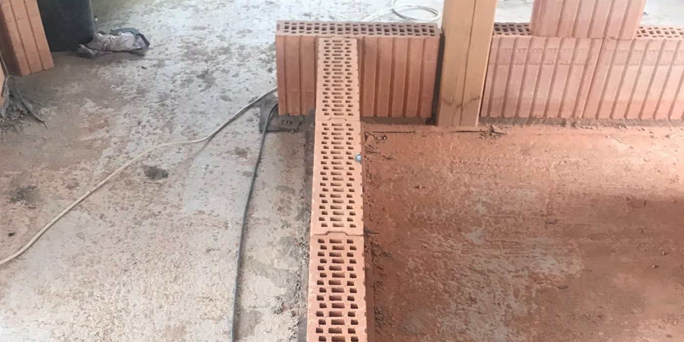 Fotografie z vyzdívání příček | Vzorový e4 dům | Wienerberger