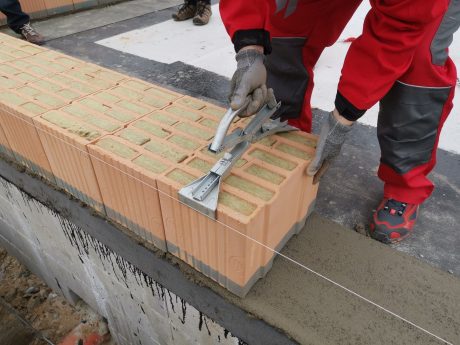 Založení první řady cihel - vzorový e4 dům