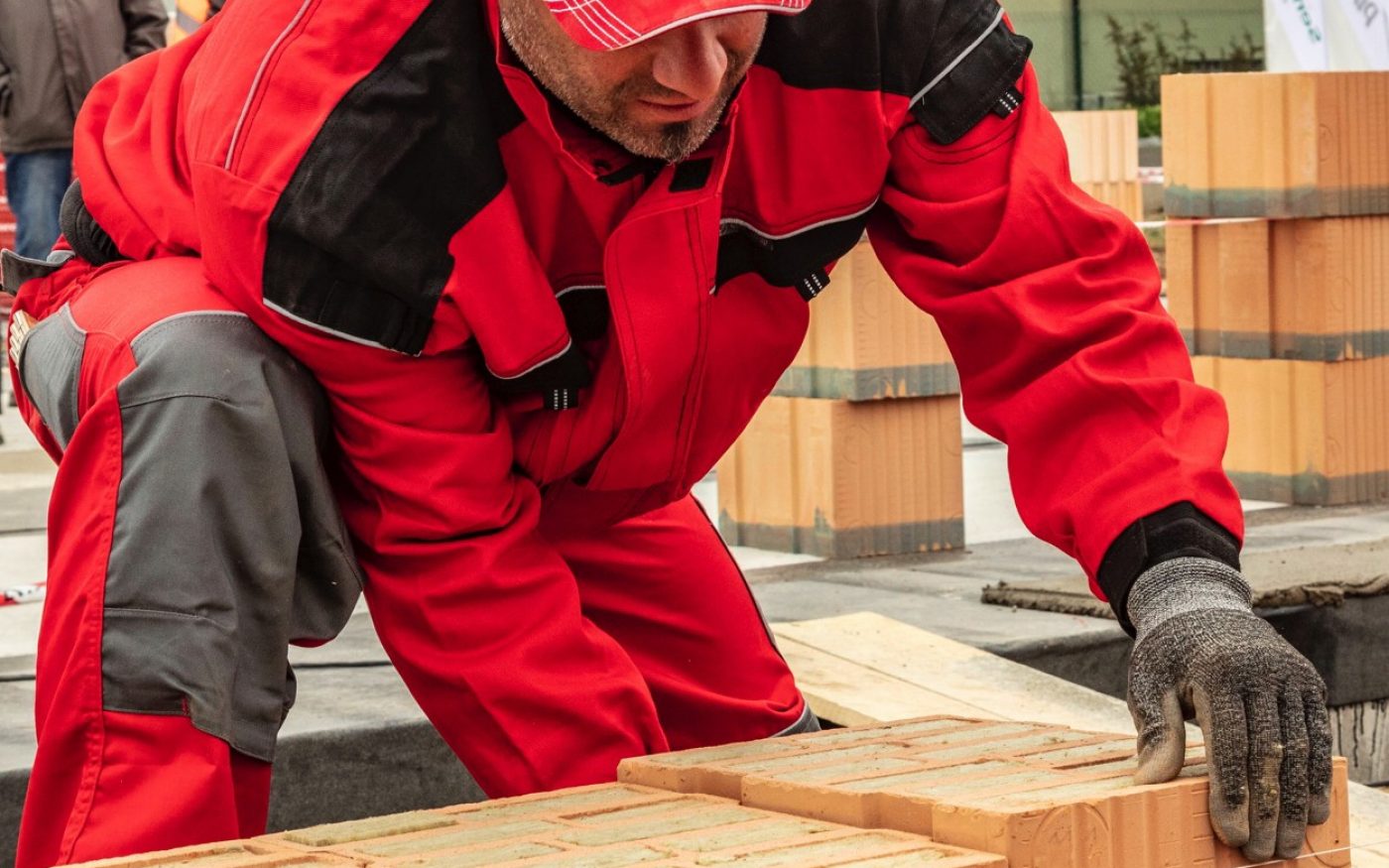 Založení první řady cihel - vzorový e4 dům