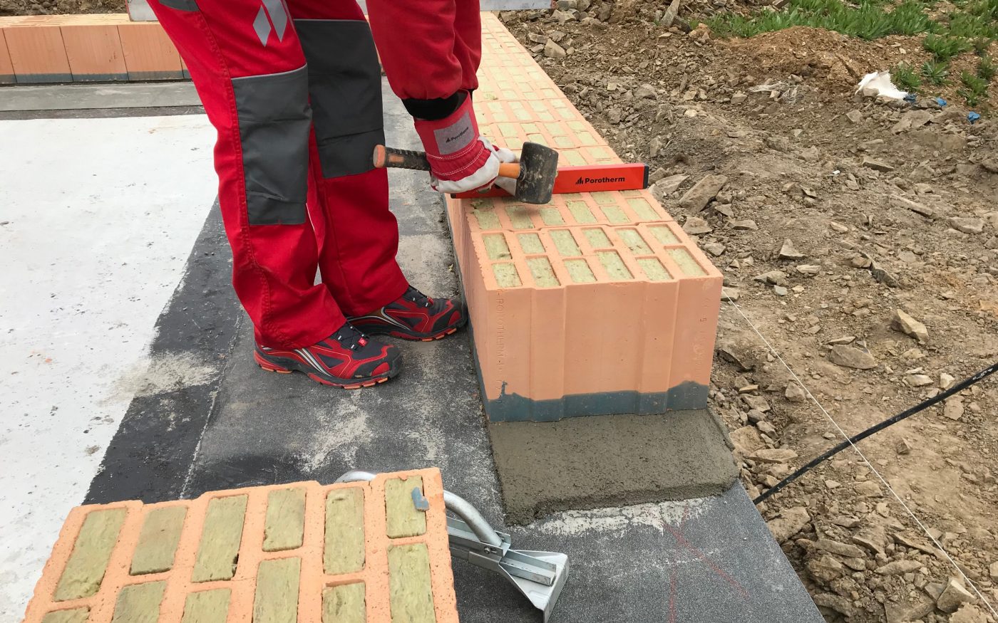 Založení první řady cihel - vzorový e4 dům